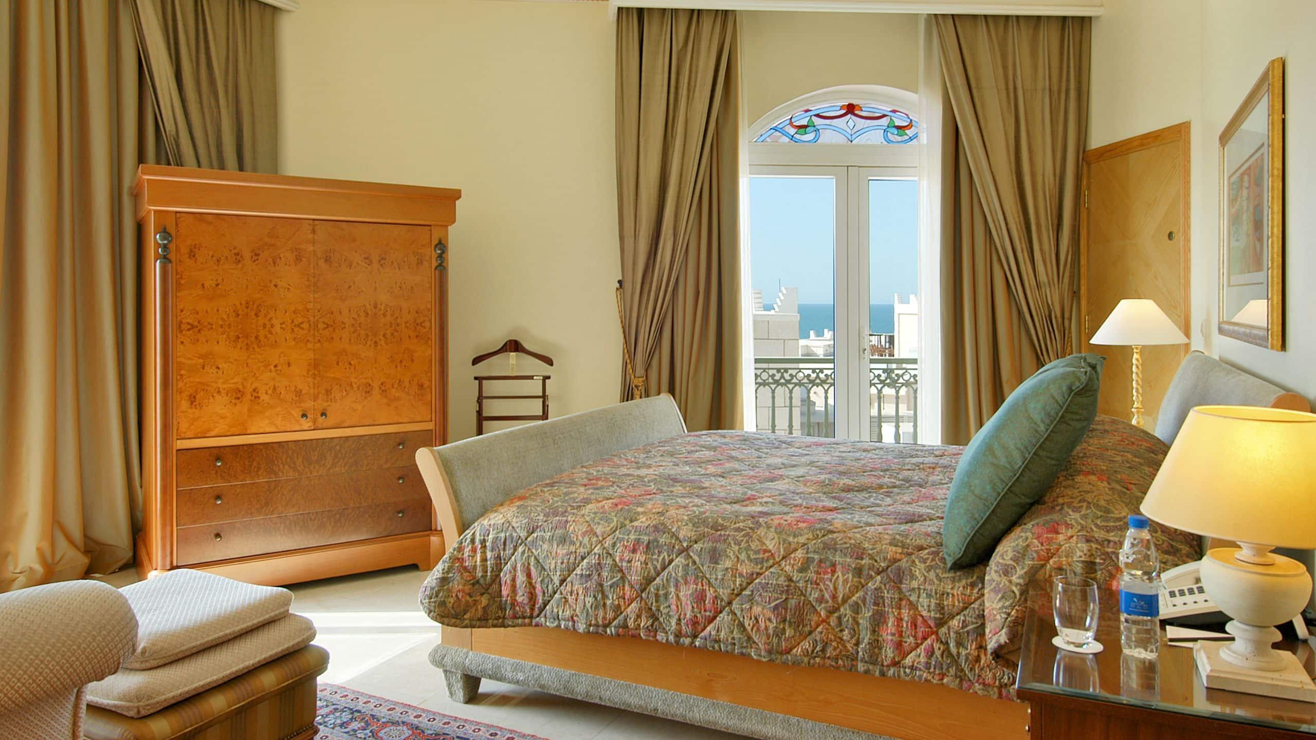 Grand Hyatt Muscat Hotel Exterior photo A bedroom at the hotel