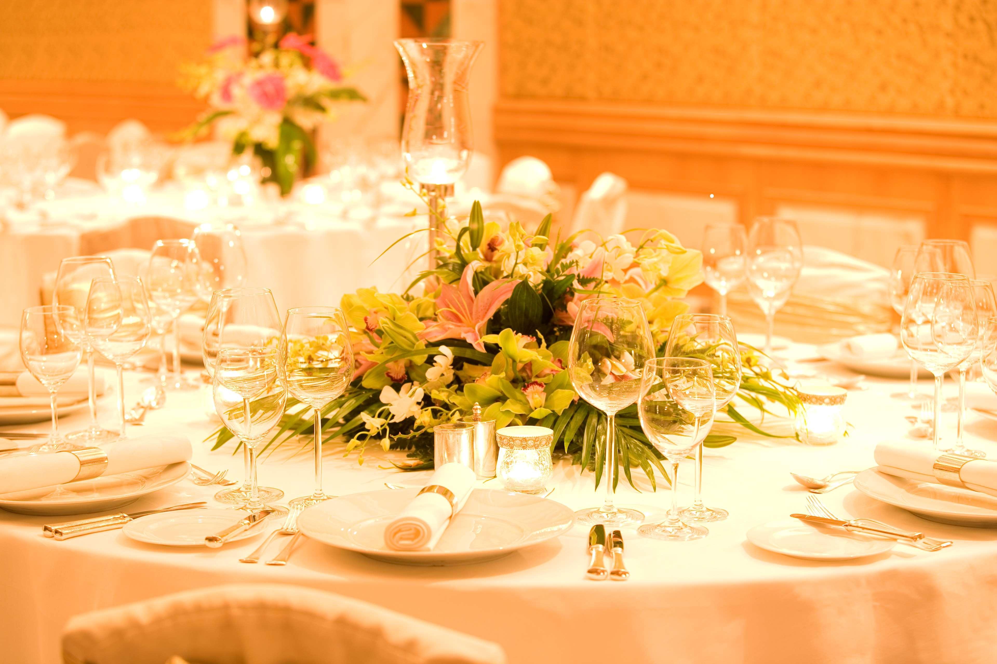 Grand Hyatt Muscat Hotel Exterior photo A table centerpiece