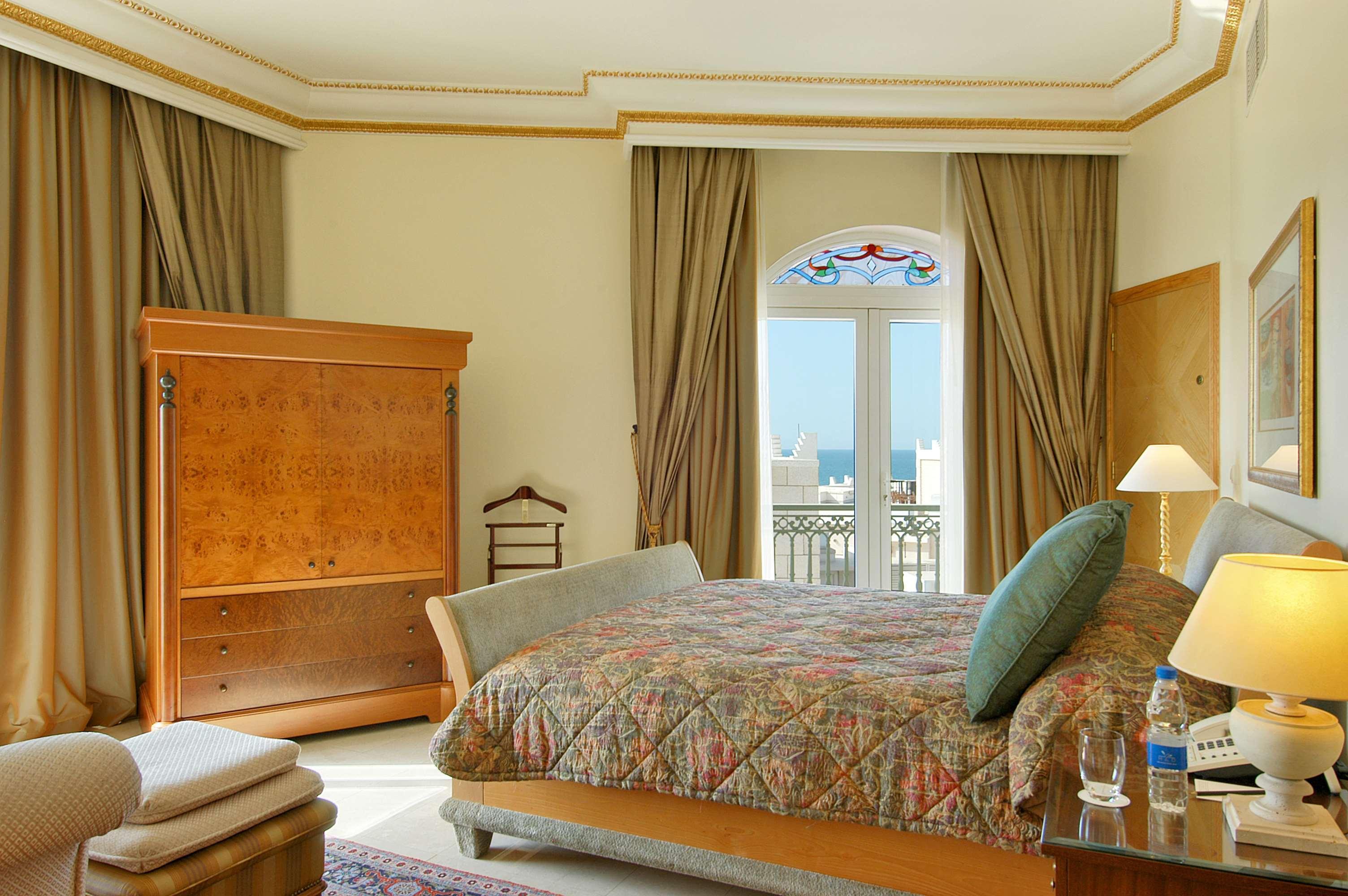 Grand Hyatt Muscat Hotel Exterior photo A bedroom at the hotel