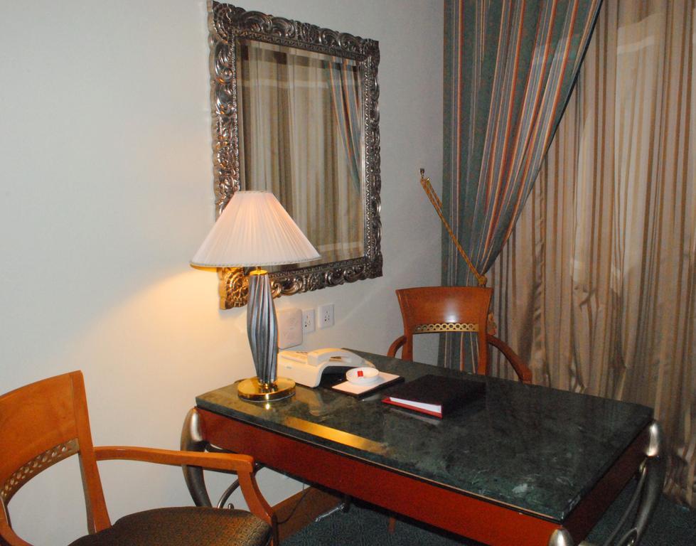 Grand Hyatt Muscat Hotel Exterior photo A table lamp